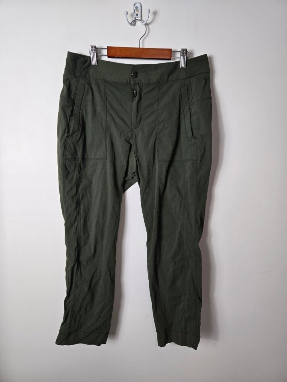 Athleta Size 10 Trekkie Green Cropped Pants Zip Pockets Nylon Blend Outdoors